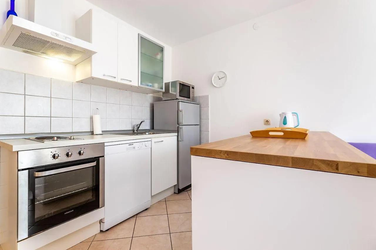 Apartment 200 Meter Zum Strand Mit Klima, Wifi Baska  Croatia